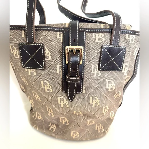 ✨Vintage Dooney & Bourke Brown Shoulder Bag with Structured Design✨ - Picture 5 of 16